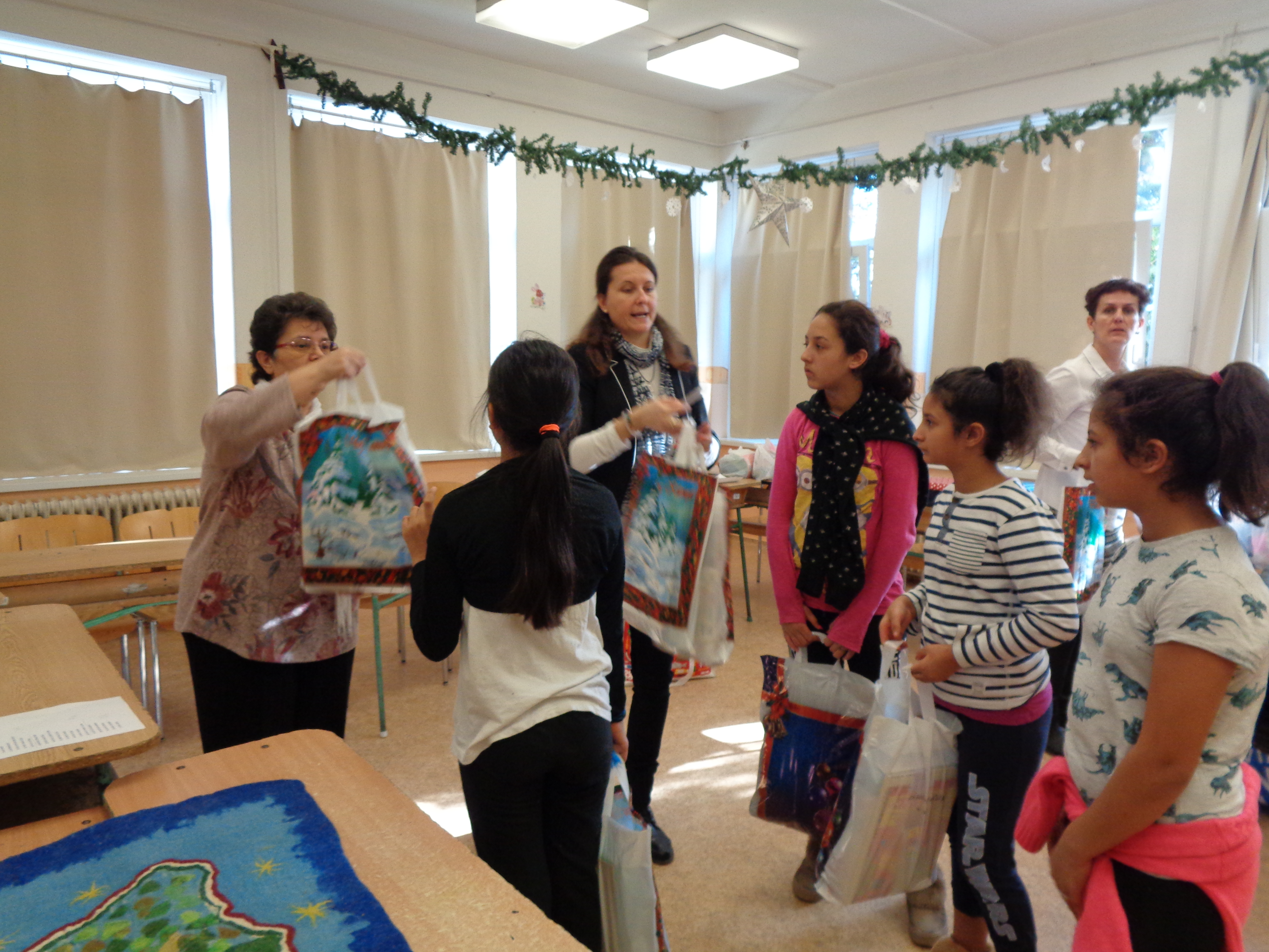 Karácsonyi csomagok átadása a roma lányoknak